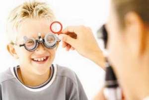 老是看網(wǎng)上說醫(yī)學驗光更科學，眼鏡店不行嗎？