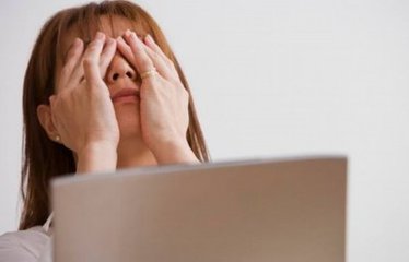 電腦顯示器你會(huì)擺放嗎？你的同事是否在用它輻射你？